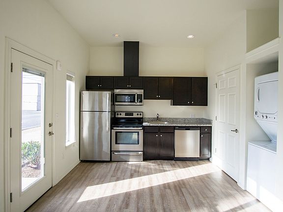 4th image of 5607 E Burnside St #5625-104