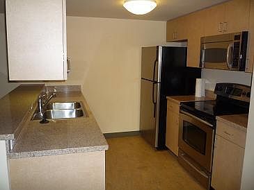 5th image of 425 W Beech St Unit 105