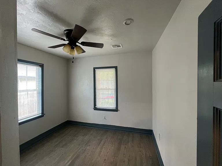 210 E Johnson St — Photo 20