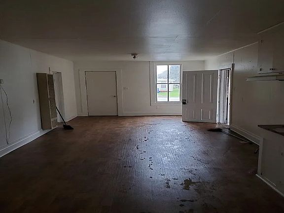 4th image of 703 6th St