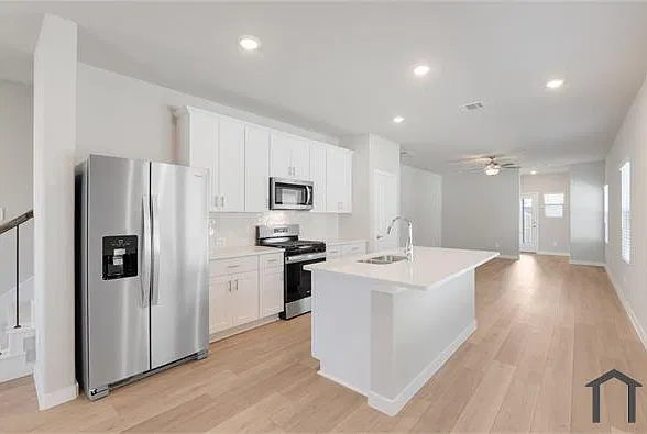 6 bed, 2399 sqft, $3,499 — Photo 3