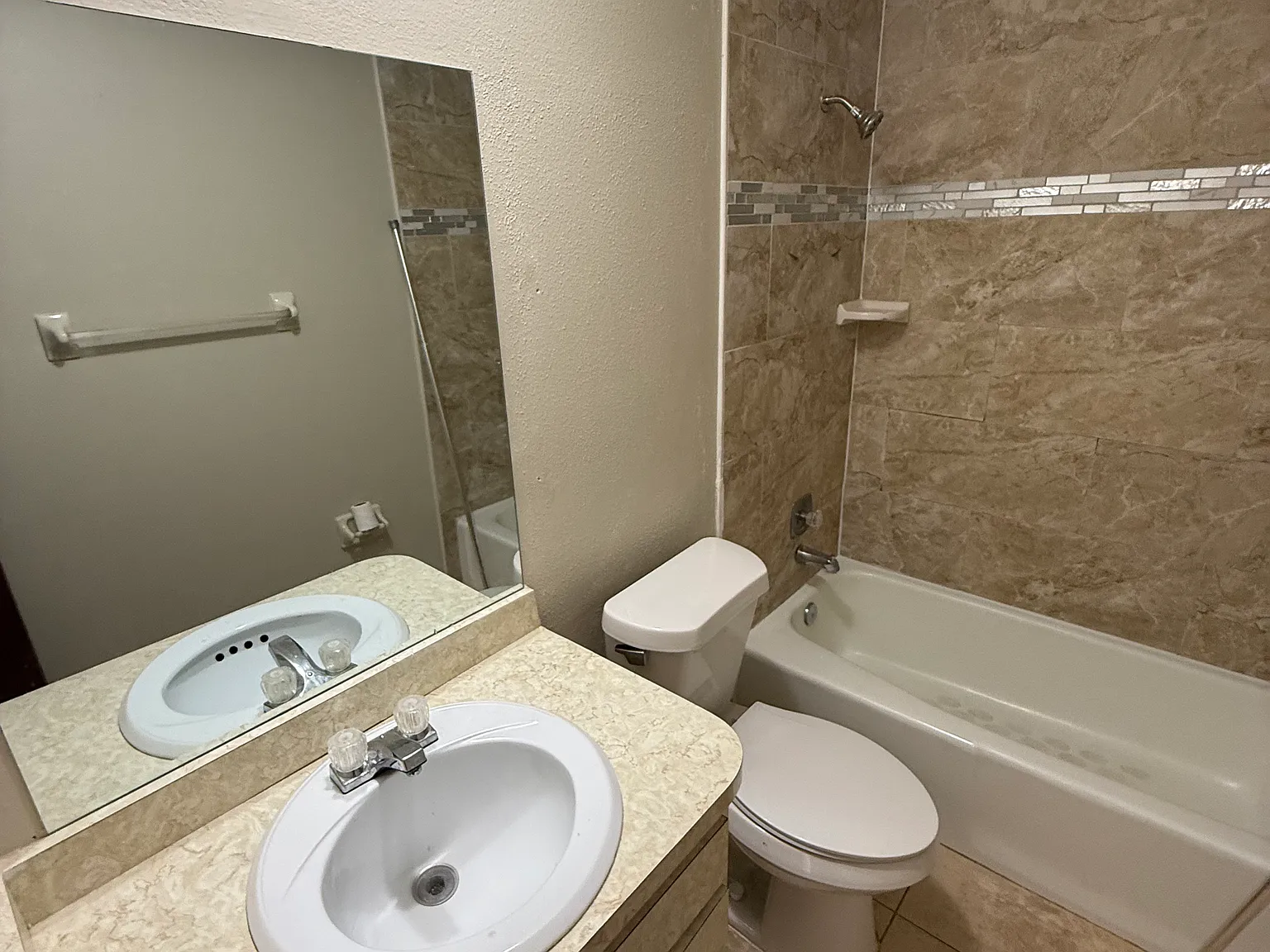 2 bed, 900 sqft, $1,650 — Photo 2