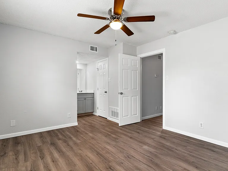 405 Root Ave #13 — Photo 11