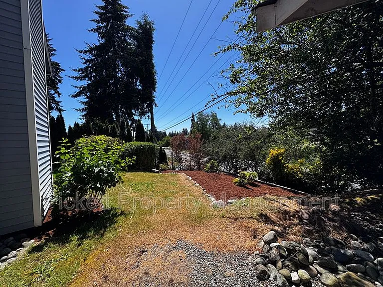 600 NE Flagstone Ln — Photo 22