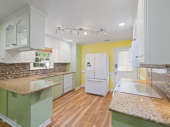 4th image of 111 Valleywood Drive