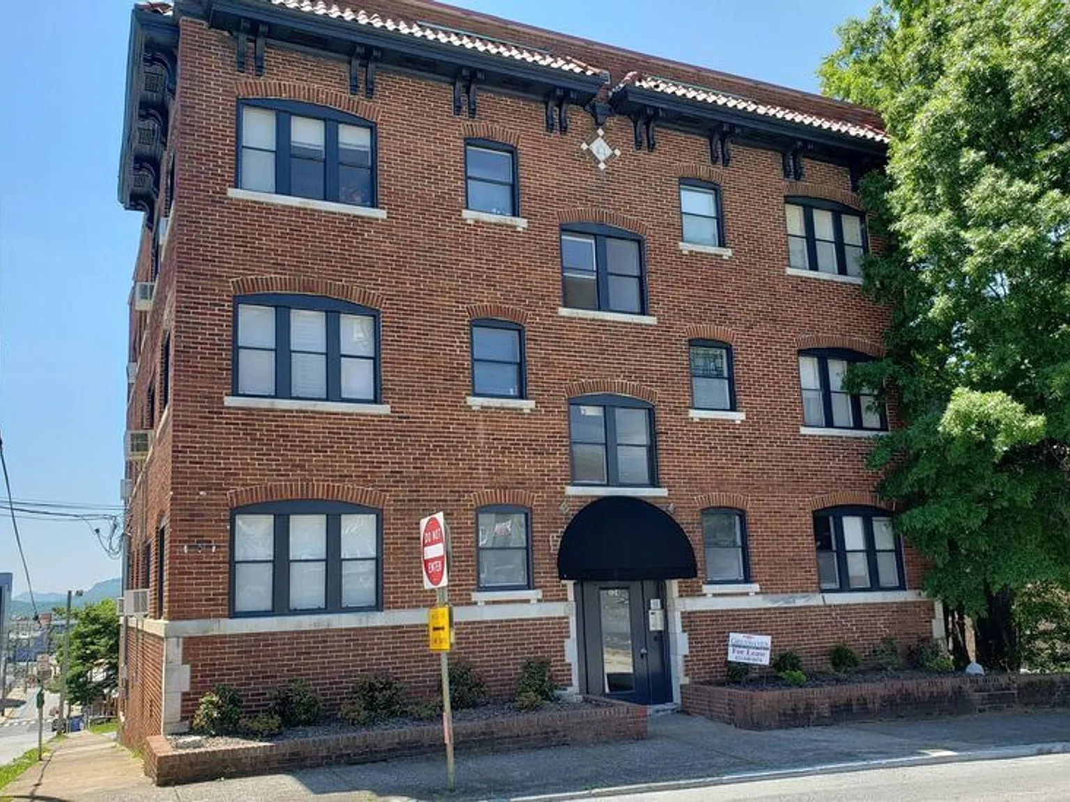 8th Street Apartments — Photo 1