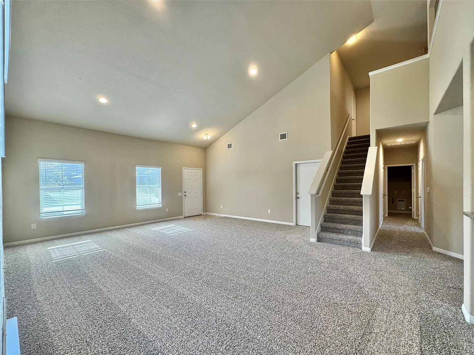 4 bed, 2.5 bath, 2090 sqft, $2,295 — Photo 2