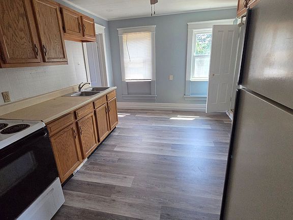 2nd image of 903 W 4th St #3