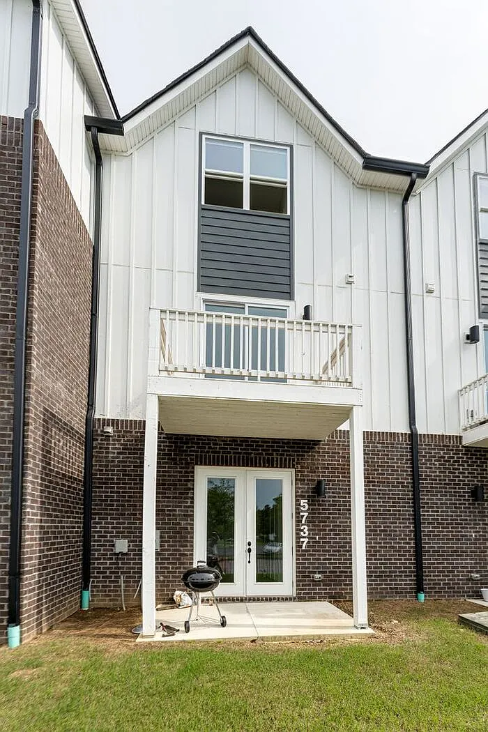 2 bed, 2.5 bath, 1660 sqft, $1,695 — Photo 1
