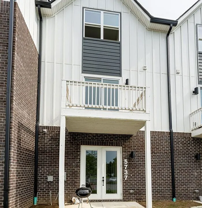 5737 Sofias Cir