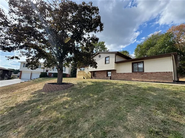 2840 Farmington Cir SW, Canton, OH 44706