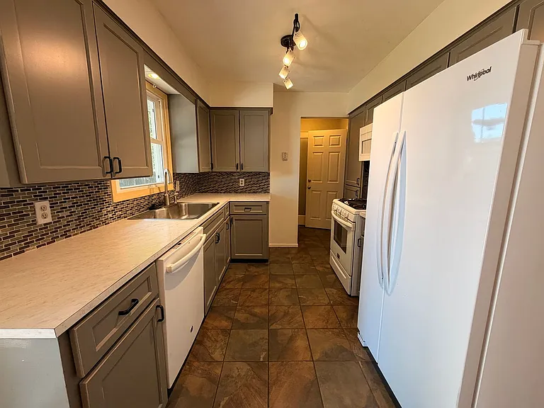 3033 New Holland St — Photo 4