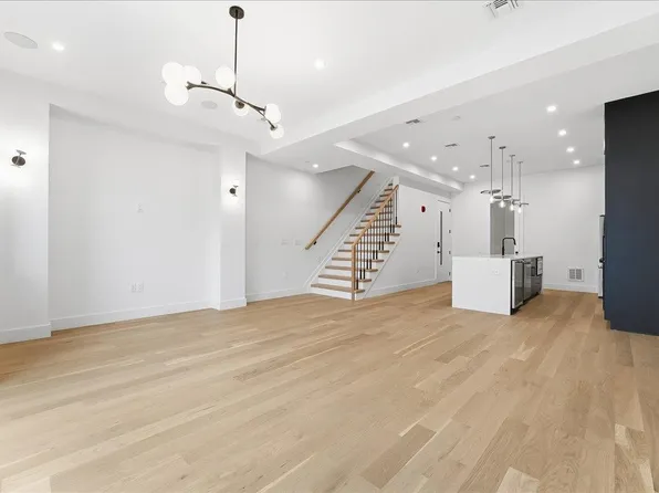 105 Laidlaw Avenue image 8 of 23