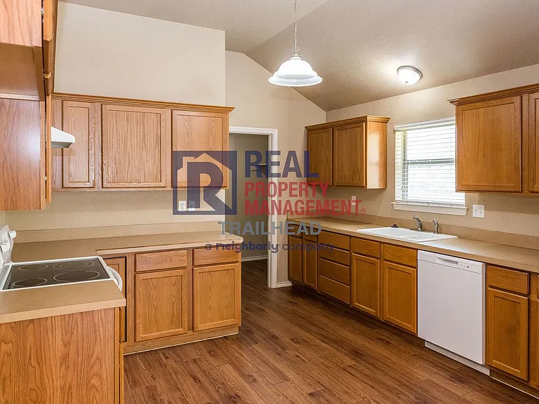 703 Bryan St — Photo 9
