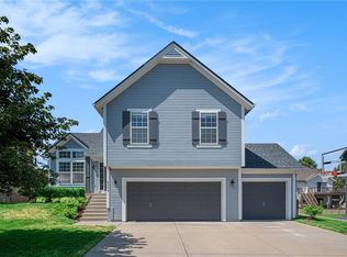 2304 W Piatt Ln, Olathe, KS 66061