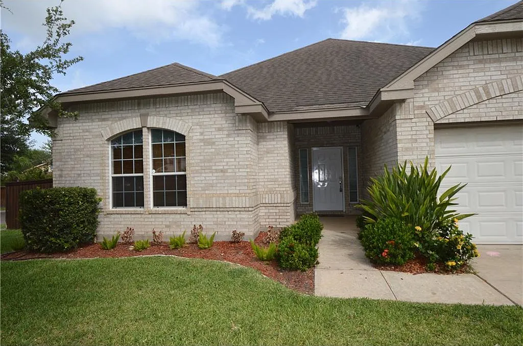 4 bed, 2.5 bath, 2305 sqft, $2,300 — Photo 3