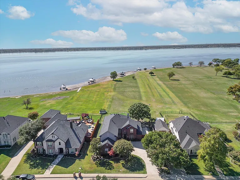 925 Sunset Hill Dr — Photo 1