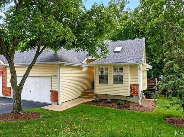 1909 King Arthur Ct, Saint Louis, MO 63146