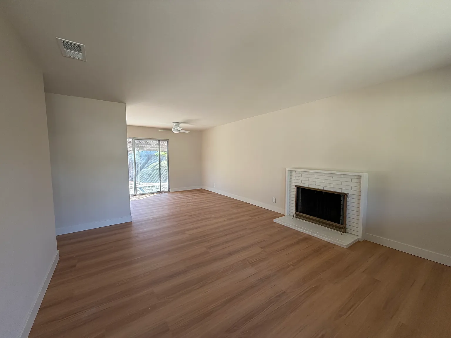 3 bed, 1060 sqft, $4,400 — Photo 2