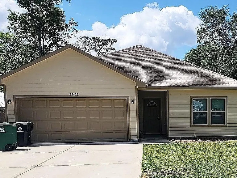 22423 Woodlake Rd — Photo 1