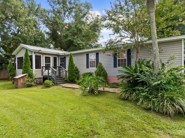 105 Riverview Dr, Wewahitchka, FL 32465