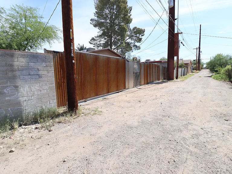1020 E Silver St — Photo 5