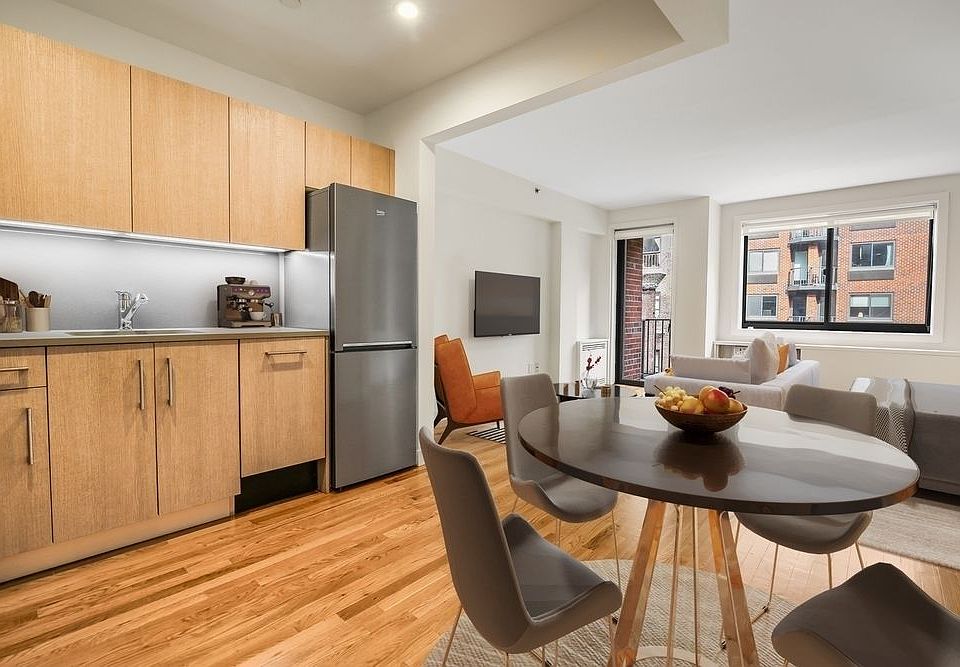 1st image of 101 W 15th St APT 302