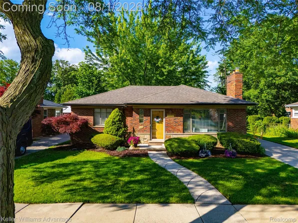 21407 Broadstone St, Harper Woods, MI 48225