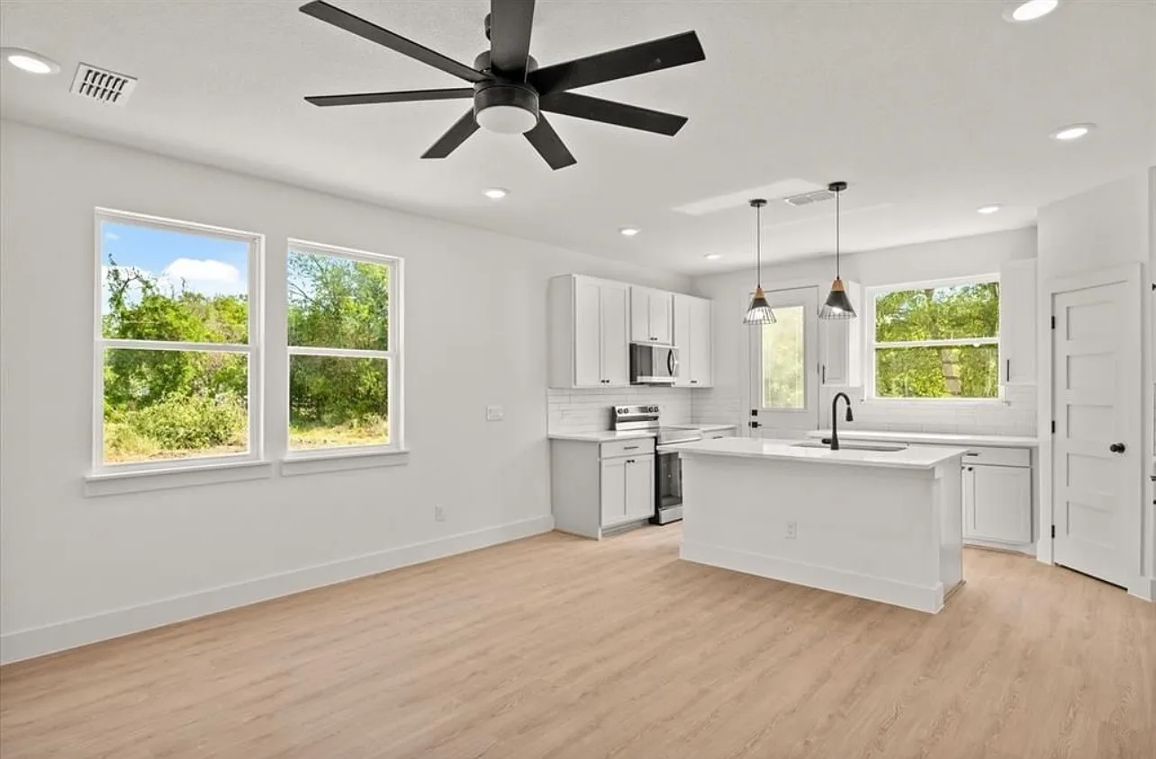 3 bed, 1560 sqft, $1,950 — Photo 4