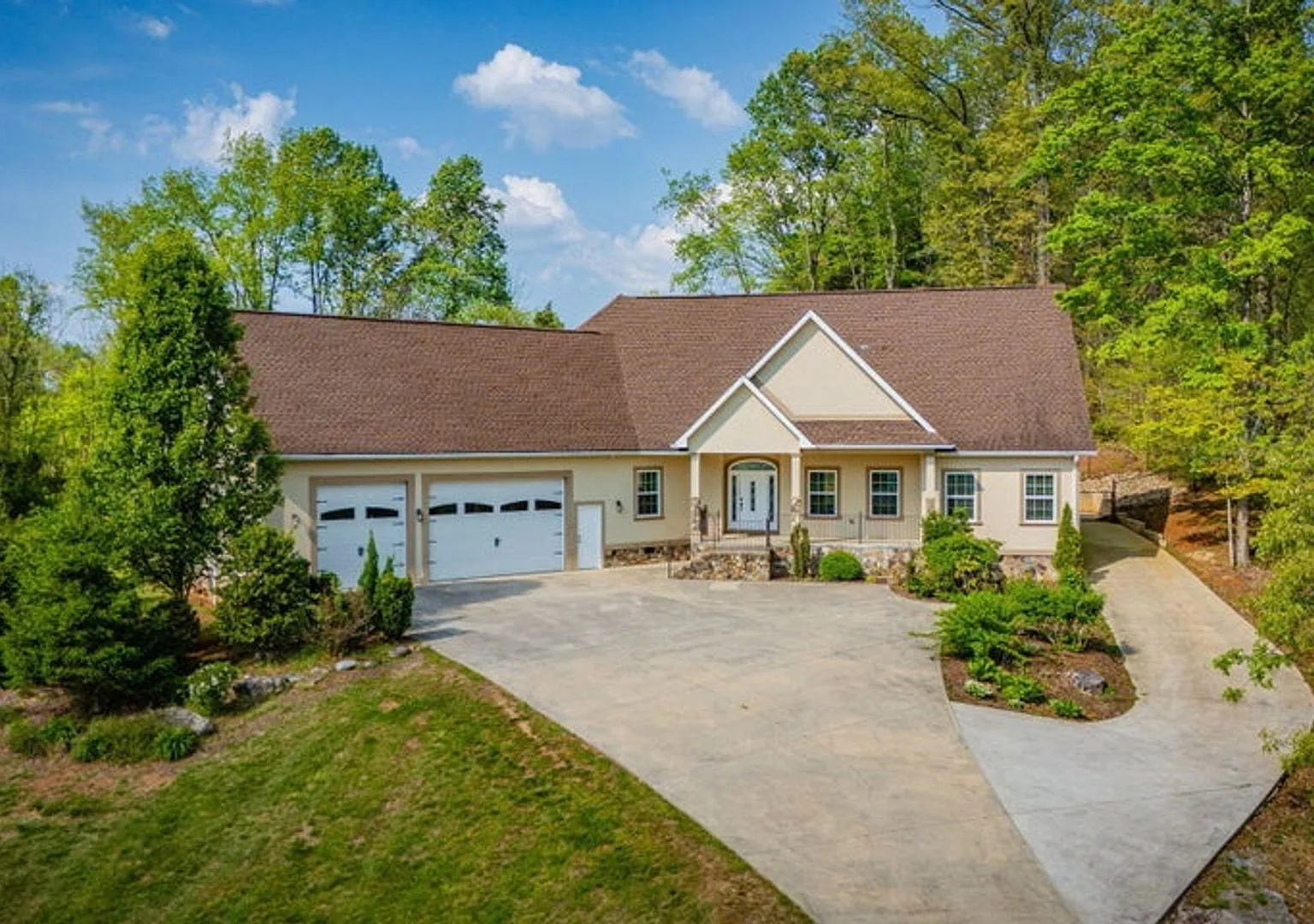 Beautiful 4 bed 4 bath home! — Photo 1