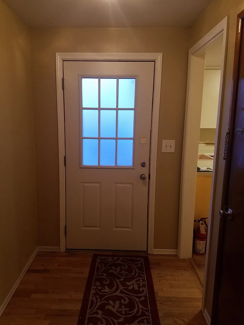 Downtown Burien duplex - main floor rambler unit - 3 bedroom 1 bath, storage & washer/dryer! Avai... — Photo 2