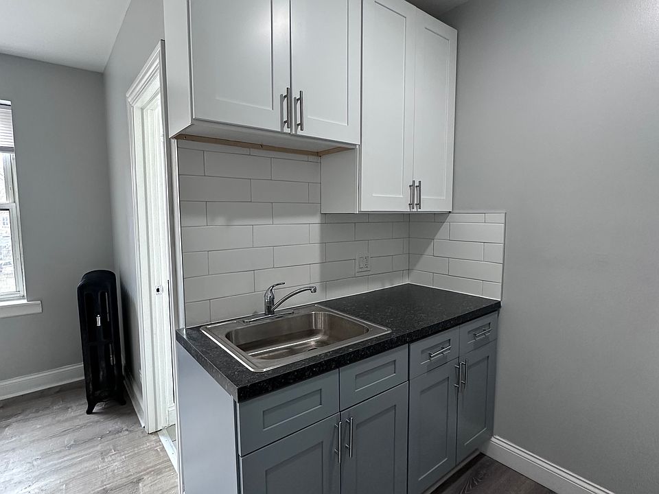 1st image of 4241 N Kenmore Ave Unit 208