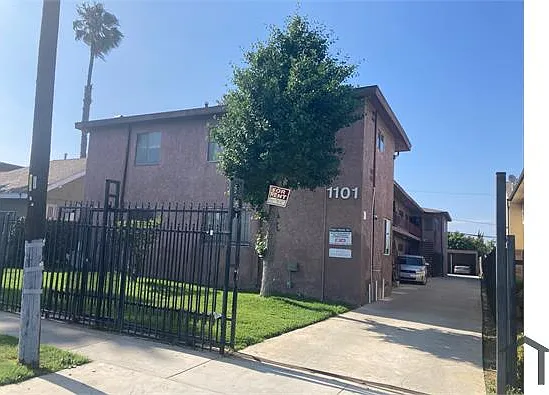 2 bed, 800 sqft, $2,300 — Photo 1