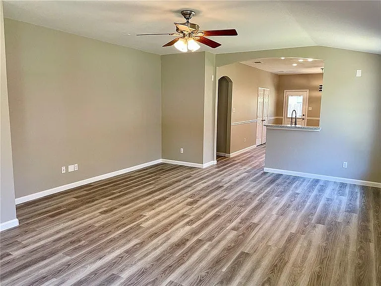 305 Mossy Rock Dr — Photo 3