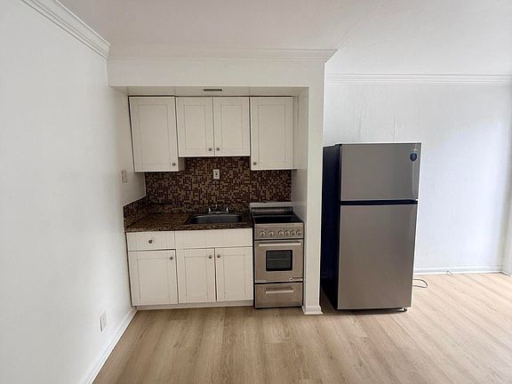 5th image of 220 Walton Blvd APT 2
