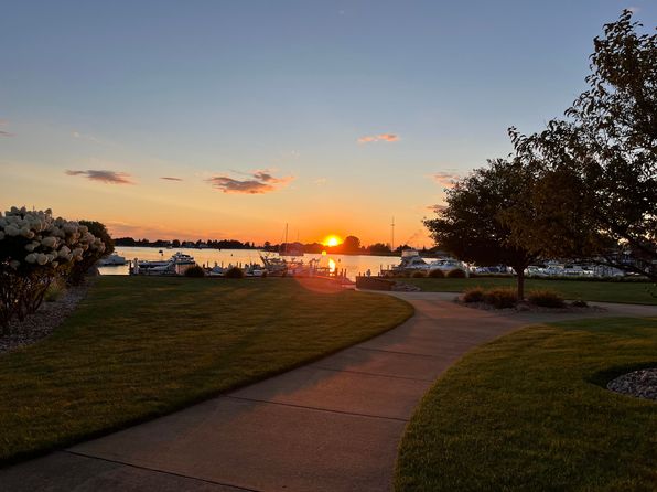 223 Lakeside Dr, Ludington, MI 49431