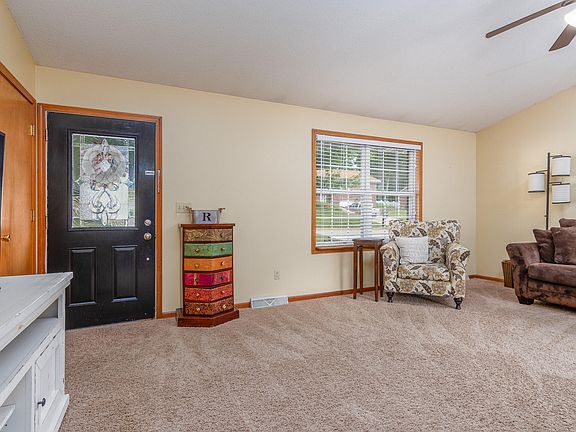 4th image of 218 Gateway Dr