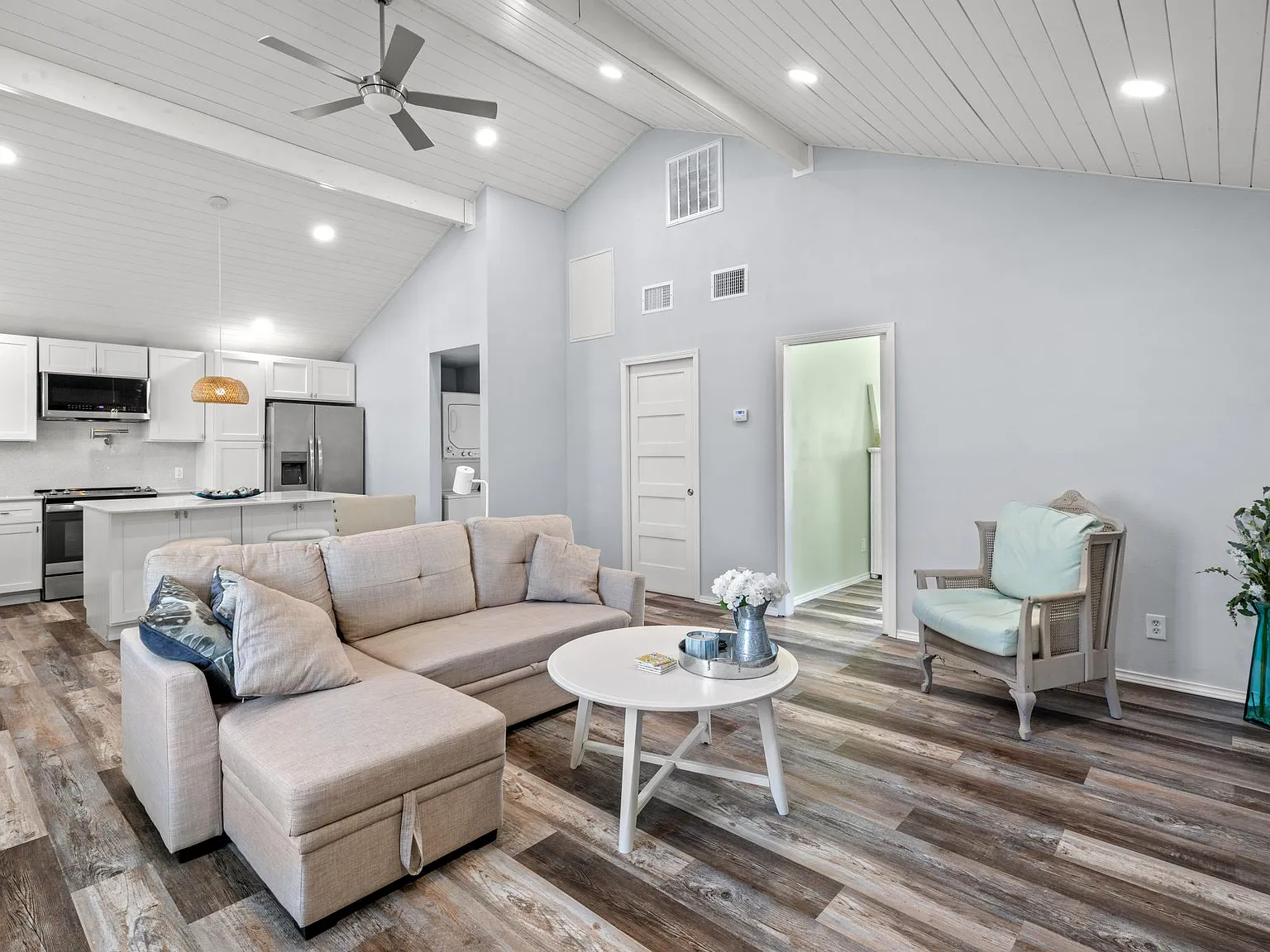 2 bed, 841 sqft, $2,250 — Photo 3
