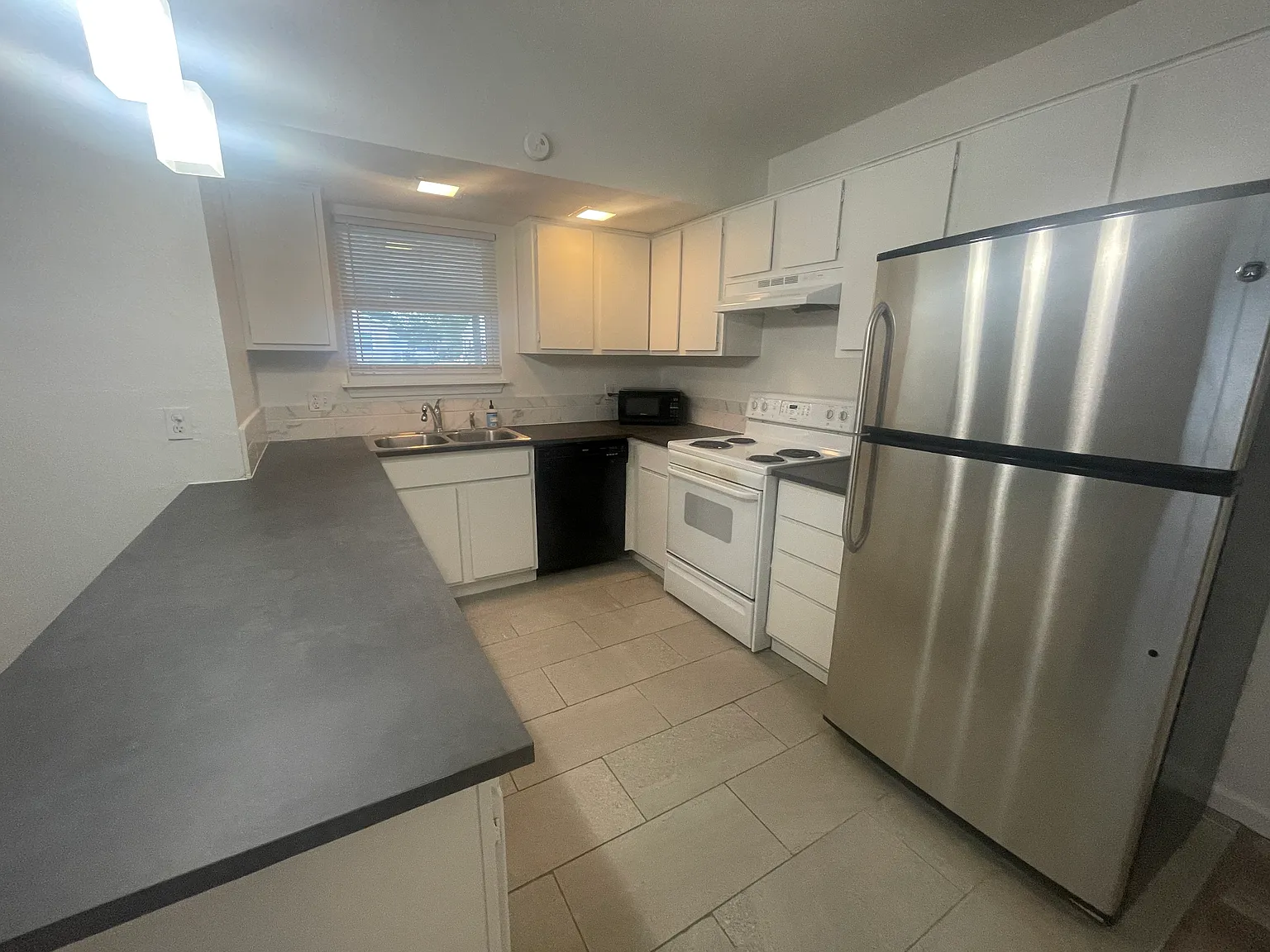 2 bed, 890 sqft, $1,595 — Photo 3