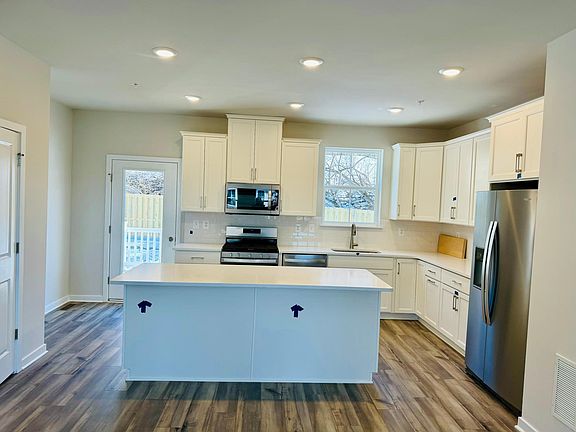 3rd image of 77 Four Leaf Dr #73