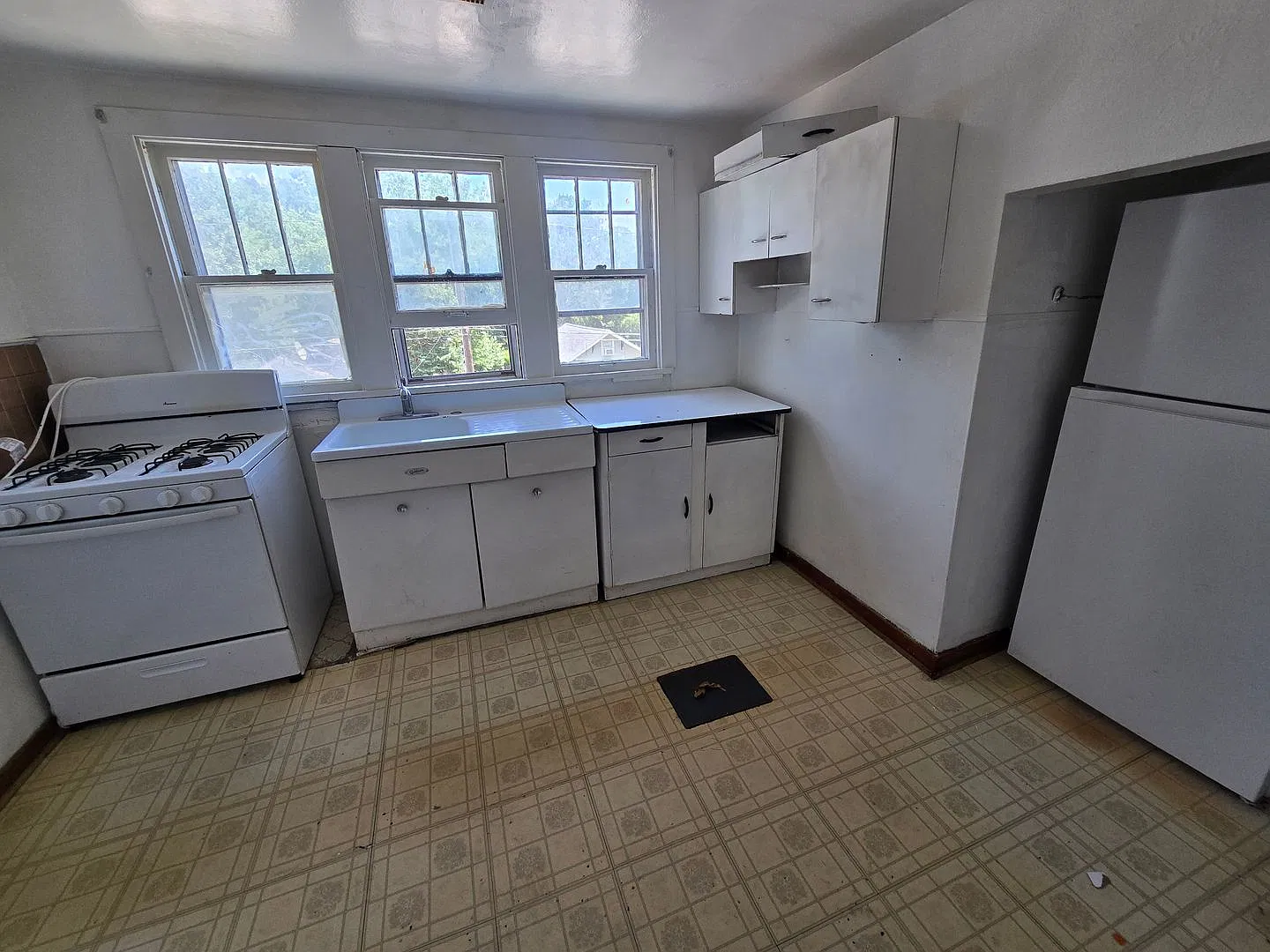 Rent Sux - 2833 Chambers St — Photo 4