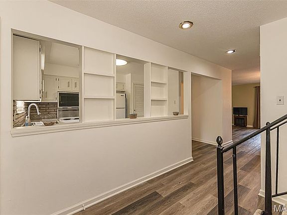 3rd image of 4327 Chateau De Ville Dr