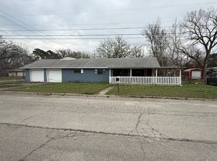 1217 N Lamb St, Bowie, TX 76230