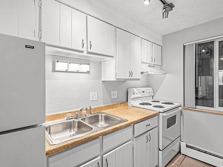 1280 Clayton St. Apartments — Photo 38