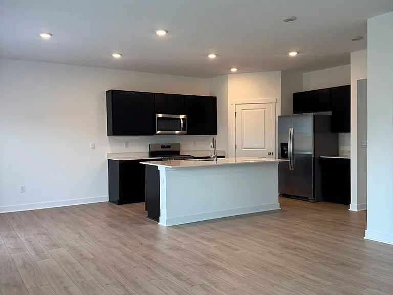 1577 Albatross St — Photo 4