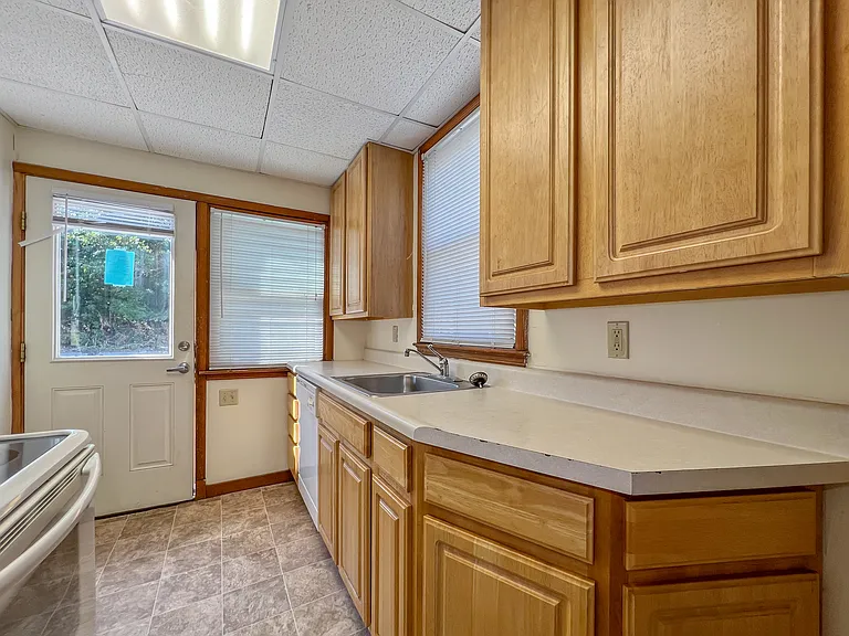 2141 Sunset Dr — Photo 10