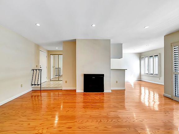 5th image of 515 N Jackson St APT 116