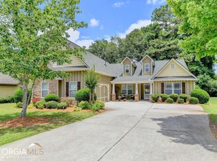392 Castle Top Ln, Lawrenceville, GA 30045