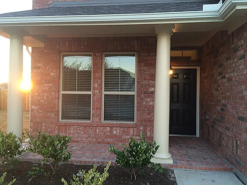 4 bed, 3.5 bath, 2229 sqft, $2,390 — Photo 2