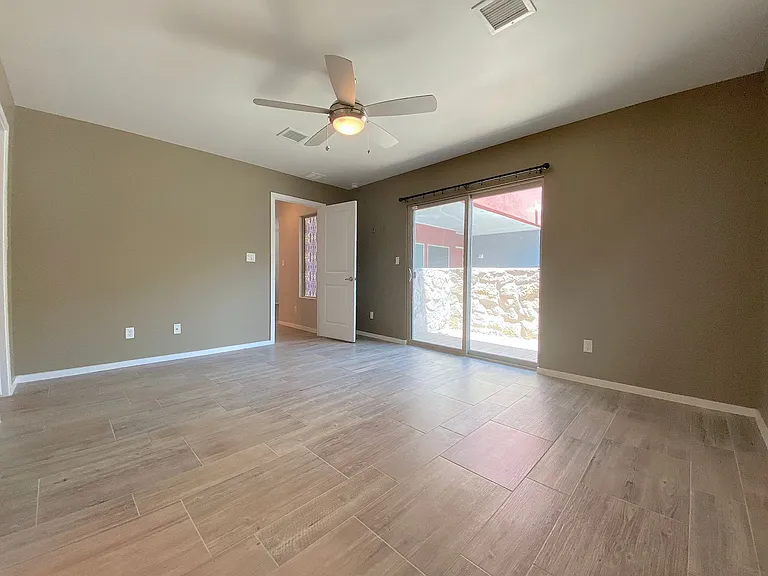 4004 Camelot Hts #B — Photo 15